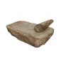Important mortier en pierre de forme rectangulaire, accompagné de son pilon conique en marbre blanc. XVII ème siècle.