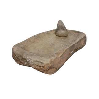 Important mortier en pierre de forme rectangulaire, accompagné de son pilon conique en marbre blanc. XVII ème siècle.