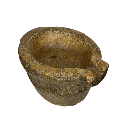 Mortier taillé dans une pierre marbrière jaune, de forme ovale et muni d’un petit bec verseur. XVII ème siècle.