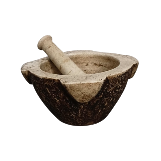 Mortier rond en marbre blanc sculpté, accompagné de son pilon conique en marbre blanc. Fin du XVIII ème siècle.