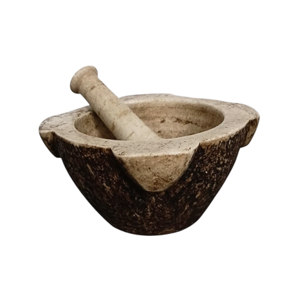 Mortier rond en marbre blanc sculpté, accompagné de son pilon conique en marbre blanc. Fin du XVIII ème siècle.