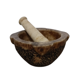 Mortier rond  en marbre blanc sculpté, accompagné de son pilon conique en marbre blanc.  Fin du XVIII ème siècle