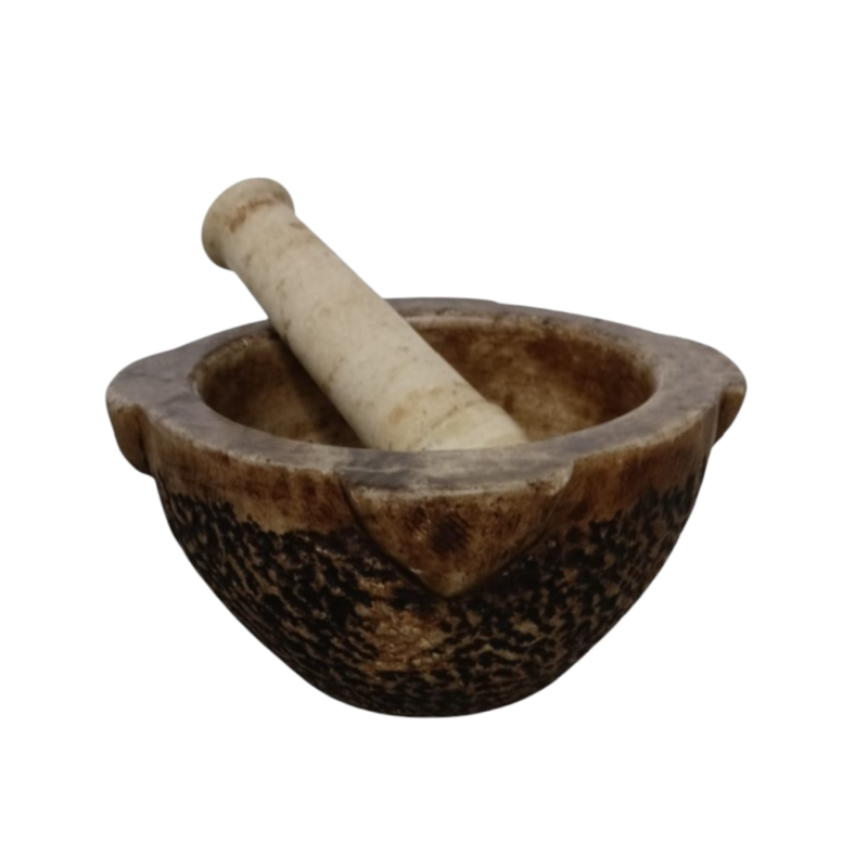 Mortier rond  en marbre blanc sculpté, accompagné de son pilon conique en marbre blanc.  Fin du XVIII ème siècle
