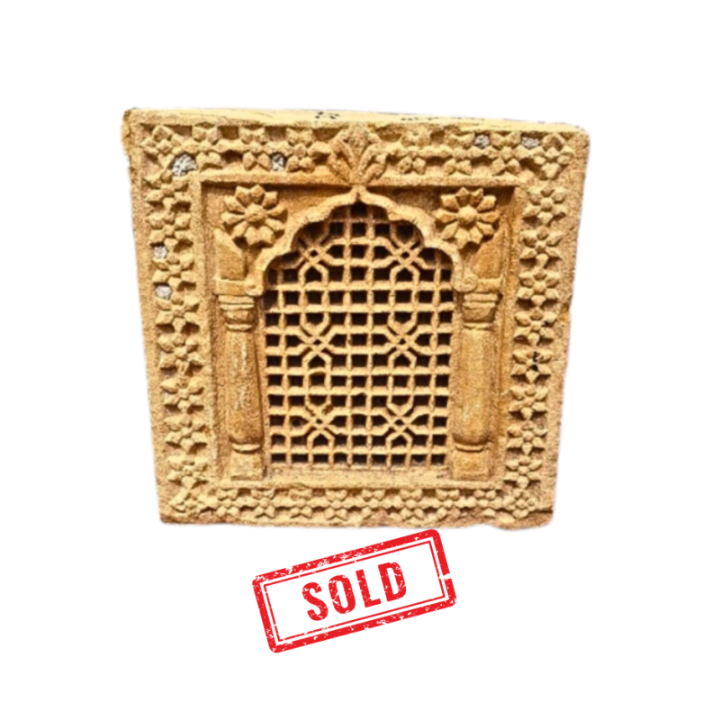 Petite fenêtre rectangulaire claustra en grès beige sculptée au trépan XVII ème - XVIII ème siècle