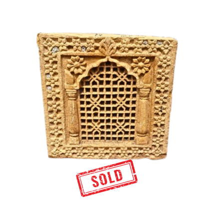 Petite fenêtre rectangulaire claustra en grès beige sculptée au trépan XVII ème - XVIII ème siècle