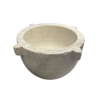 Important mortier rond en marbre blanc sculpté. Fin du XVIII ème ou début du XIX ème siècle.