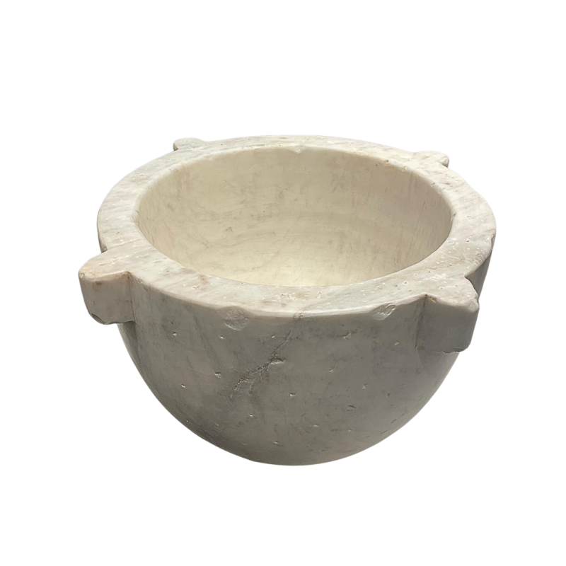 Important mortier rond en marbre blanc sculpté. Fin du XVIII ème ou début du XIX ème siècle.