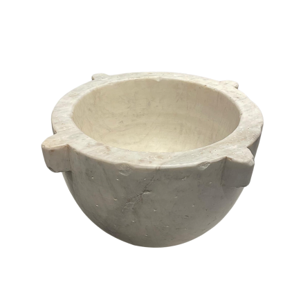 Important mortier rond en marbre blanc sculpté. Fin du XVIII ème ou début du XIX ème siècle.