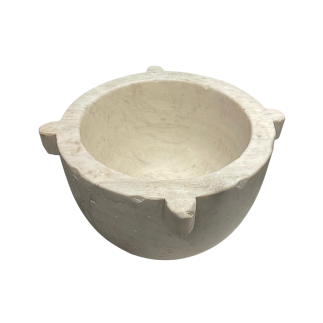 Important mortier rond en marbre blanc sculpté. Fin du XVIII ème ou début du XIX ème siècle.