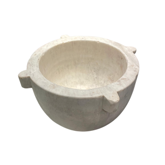 Important mortier rond en marbre blanc sculpté. Fin du XVIII ème ou début du XIX ème siècle.