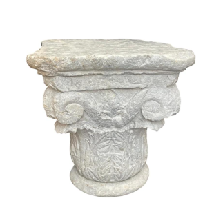 Chapiteau en marbre blanc monobloc finement sculpté, de style corinthien. Fin du XVII ème siècle ou antérieur.