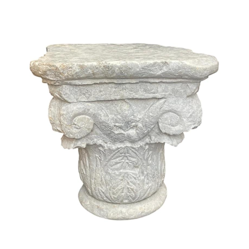 Capital in finely carved white marble, executed in the Corinthian style. End of 17th Century or earlier.