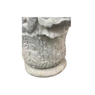 Chapiteau en marbre blanc monobloc finement sculpté, de style corinthien. Fin du XVII ème siècle ou antérieur.