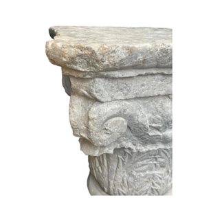 Chapiteau en marbre blanc monobloc finement sculpté, de style corinthien. Fin du XVII ème siècle ou antérieur.
