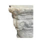 Chapiteau en marbre blanc monobloc finement sculpté, de style corinthien. Fin du XVII ème siècle ou antérieur.