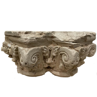 Triple chapiteau corinthien en pierre sculptée. XVII ème siècle.