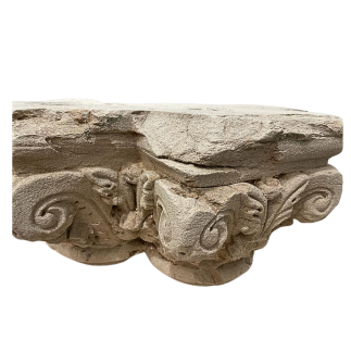 Triple corinthian capital in stone carved. 17th Century.