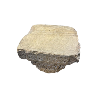 Chapiteau en pierre sculptée toutes faces. XVII ème siècle.