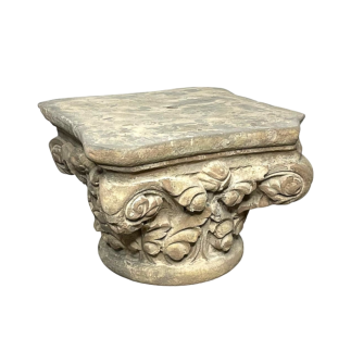 Chapiteau corinthien en pierre sculptée toutes faces. Début XVIII ème siècle.