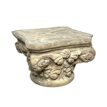 Chapiteau corinthien en pierre sculptée toutes faces. Début XVIII ème siècle.