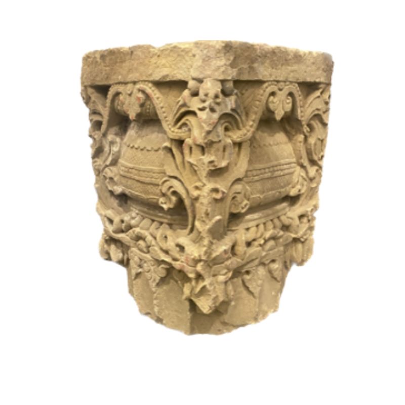 Chapiteau en pierre sculptée toutes faces. XVII ème siècle.