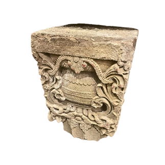 Chapiteau en pierre sculptée toutes faces. XVII ème siècle.