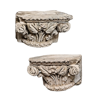 Paire de chapiteaux corinthiens en pierre sculptée. Début XVII ème siècle.