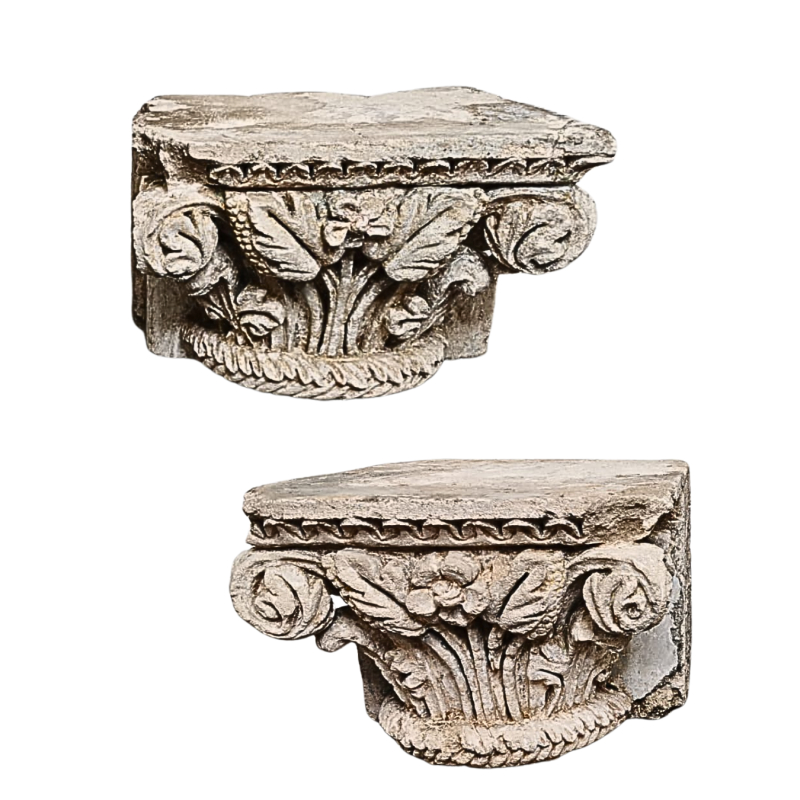 Paire de chapiteaux corinthiens en pierre sculptée. Début XVII ème siècle.