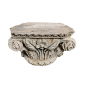 Paire de chapiteaux corinthiens en pierre sculptée. Début XVII ème siècle.