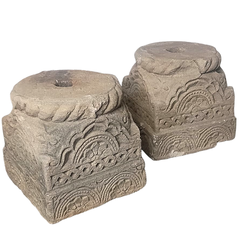 Pair of column bases in carved stone on all sides. 17th Century.