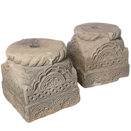 Pair of column bases in carved stone on all sides. 17th Century.