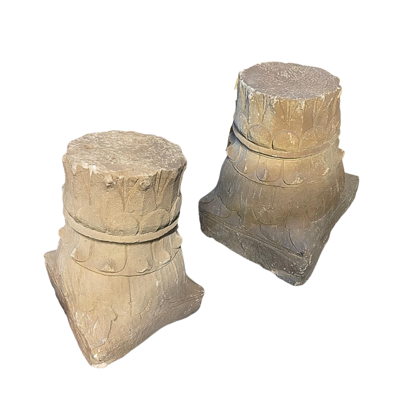 Paire de bases de colonnes en pierre sculptée toutes faces. XVIII ème siècle.