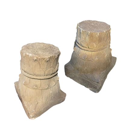 Paire de bases de colonnes en pierre sculptée toutes faces. XVIII ème siècle.