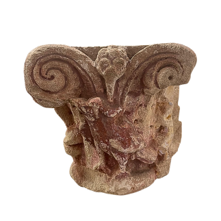 Chapiteau d’applique en pierre, sculpté sur trois faces. XII ème - XIII ème siècle.