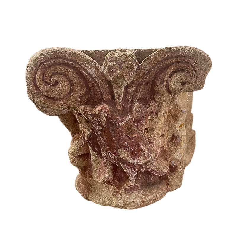Chapiteau d’applique en pierre, sculpté sur trois faces. XII ème - XIII ème siècle.