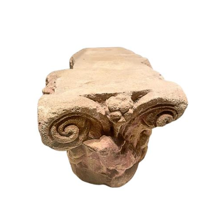 Chapiteau d’applique en pierre, sculpté sur trois faces. XII ème - XIII ème siècle.