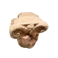 Chapiteau d’applique en pierre, sculpté sur trois faces. XII ème - XIII ème siècle.