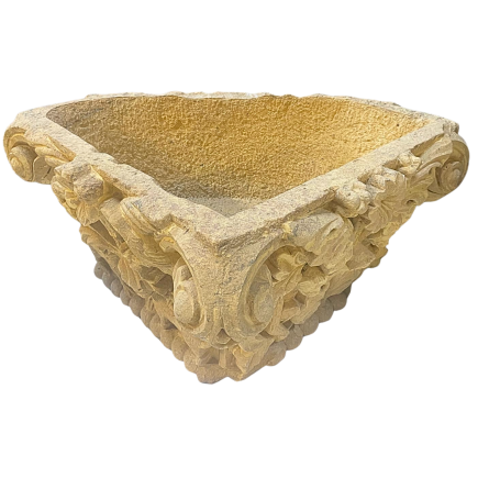 Grand bassin d'angle en pierre sculptée XIVème XVème siècle