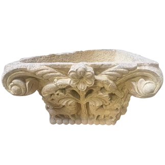 Grand bassin d'angle en pierre sculptée XIVème XVème siècle