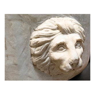 Bassin demi-rond en marbre blanc à décor de tête de lion. XIX ème siècle.