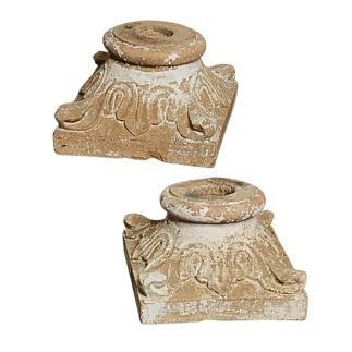 Paire de bases de colonnes corinthiennes en pierre sculptée toutes faces. XVIII ème siècle.