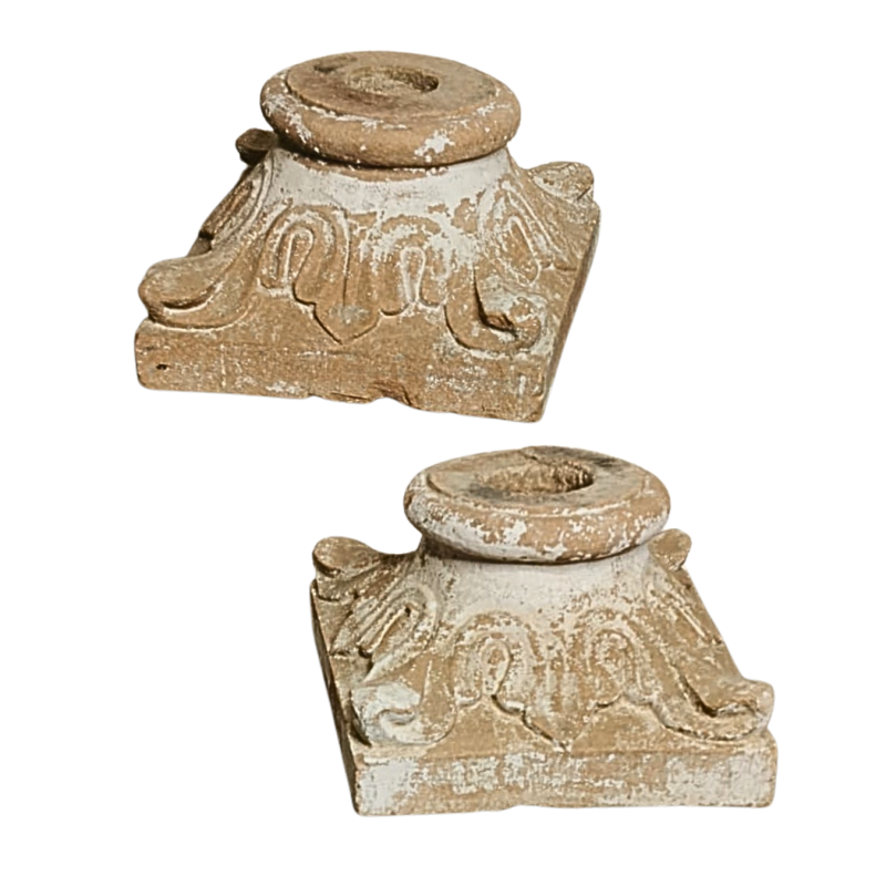 Paire de bases de colonnes corinthiennes en pierre sculptée toutes faces. XVIII ème siècle.