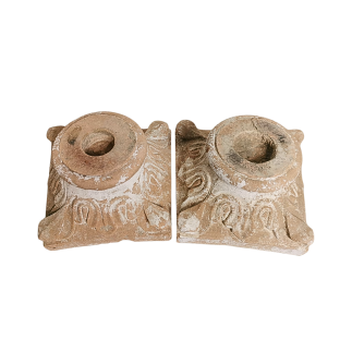 Paire de bases de colonnes corinthiennes en pierre sculptée toutes faces. XVIII ème siècle.