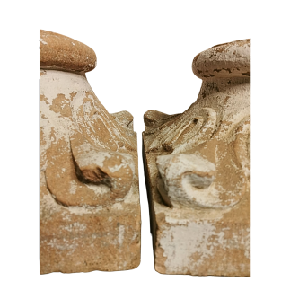 Paire de bases de colonnes corinthiennes en pierre sculptée toutes faces. XVIII ème siècle.