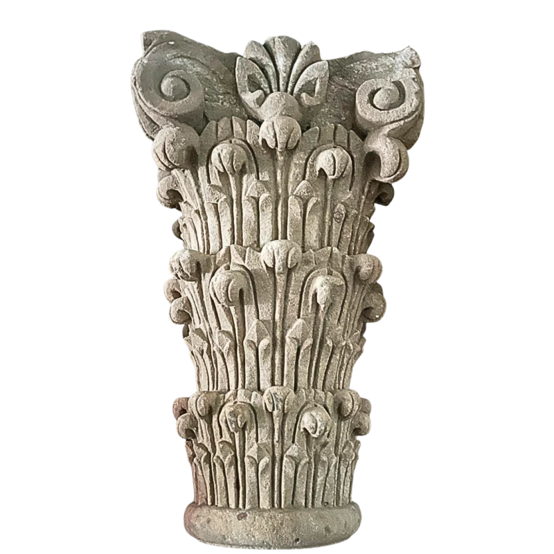 Important chapiteau corinthien en pierre sculptée toutes faces à décor de volutes et motifs stylisés XVIII ème siècle