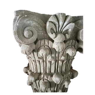 Important chapiteau corinthien en pierre sculptée toutes faces à décor de volutes et motifs stylisés XVIII ème siècle