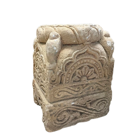 Base de colonne en pierre sculptée toutes faces. XVII ème siècle.