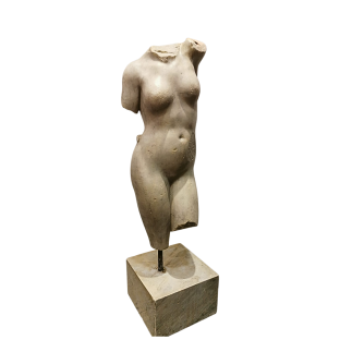 Torse féminin en marbre blanc. XVIII ème siècle ou antérieure.