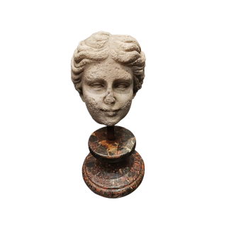 Tête sculptée en marbre blanc représente une jeune femme. XVIII ème / XIX ème siècle ou anterieur.