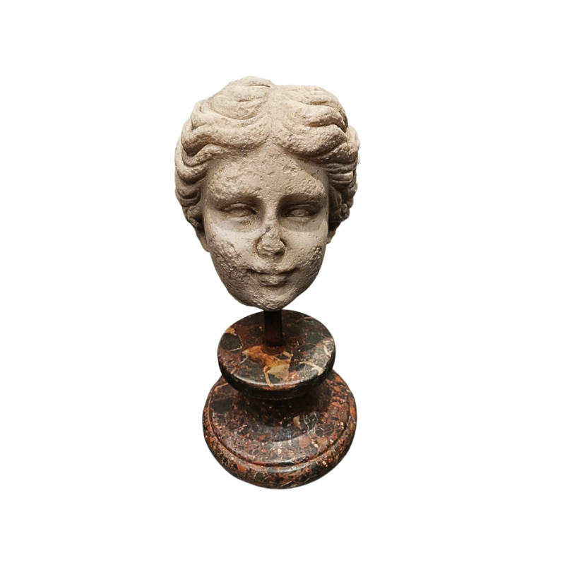 Tête sculptée en marbre blanc représente une jeune femme. XVIII ème / XIX ème siècle ou anterieur.